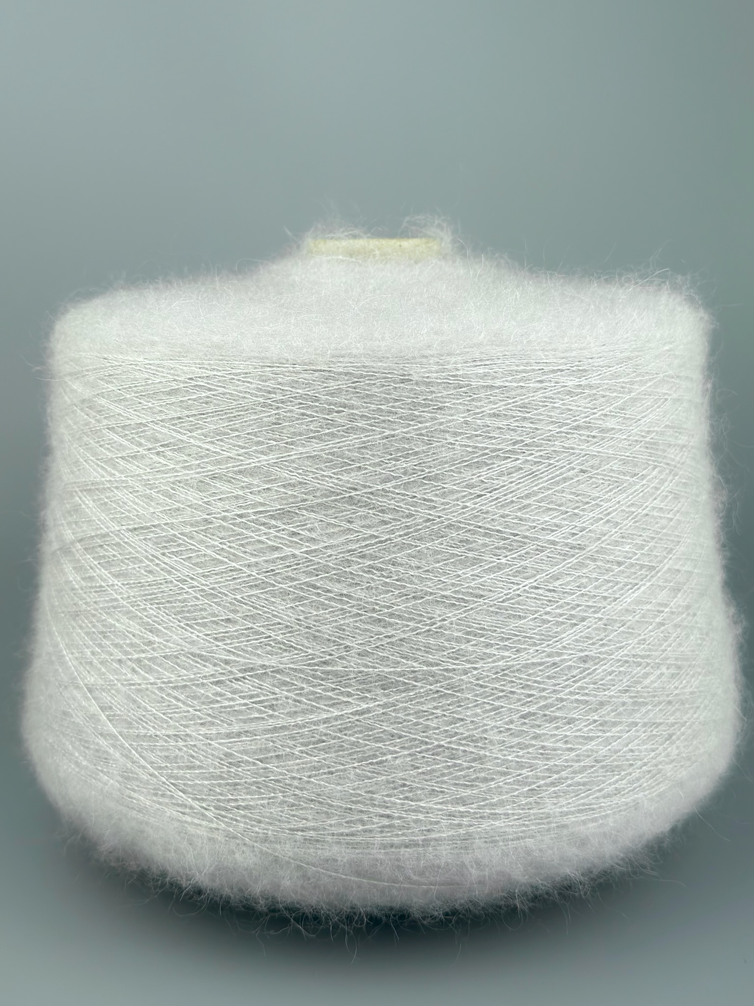 Lanificio dell’Olivo LOUVRE Nm. 15000 – Garn aus Super Kid Mohair, Baby Alpaca, Seide col. Grigio Perla   foto 2